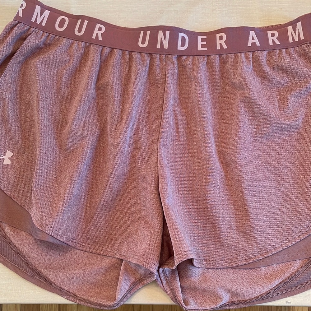 WOMANS UNDER ARMOUR SHORTS